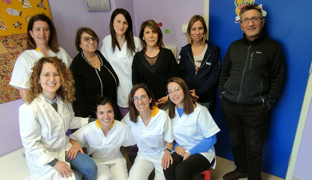 La dottoressa Maria Clotilde Melis (da sinistra in basso) con l'équipe dell'Unità operativa di Neuropsichiatria infantile