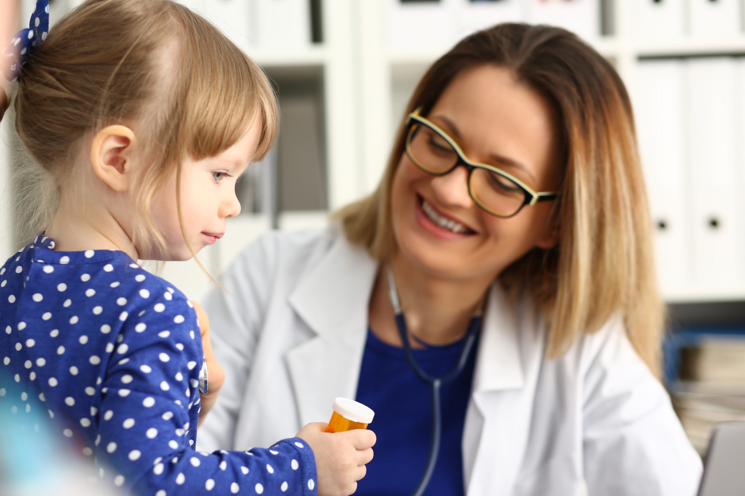 Una pediatra al lavoro con una bambina