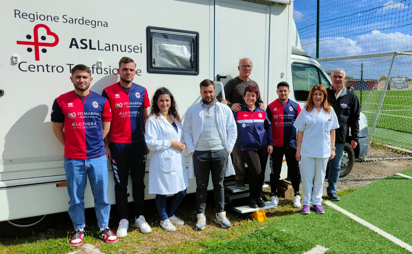 Calciatori e dirigenti del Tortolì Calcio insieme al personale del Centro trasfusionale