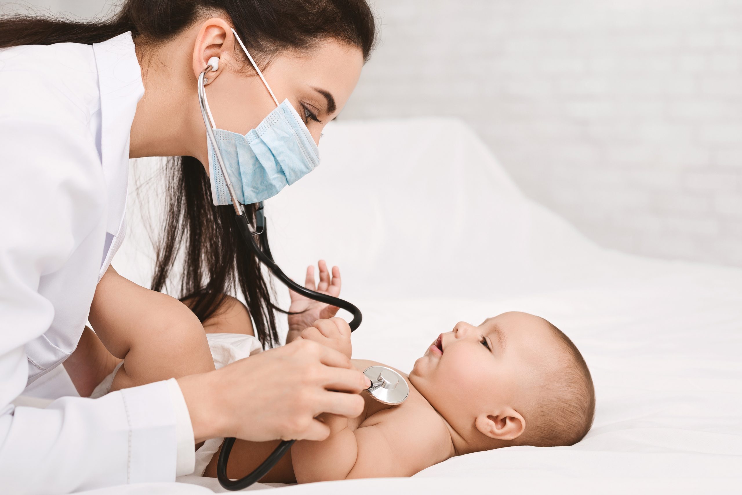 Una pediatra visita un bambino con lo stetoscopio