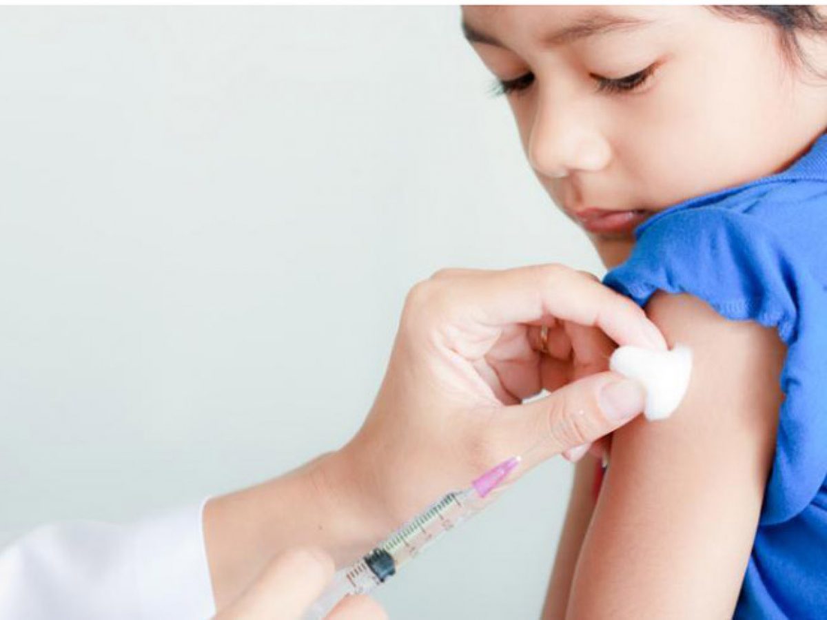 Un bambino durante la vaccinazione