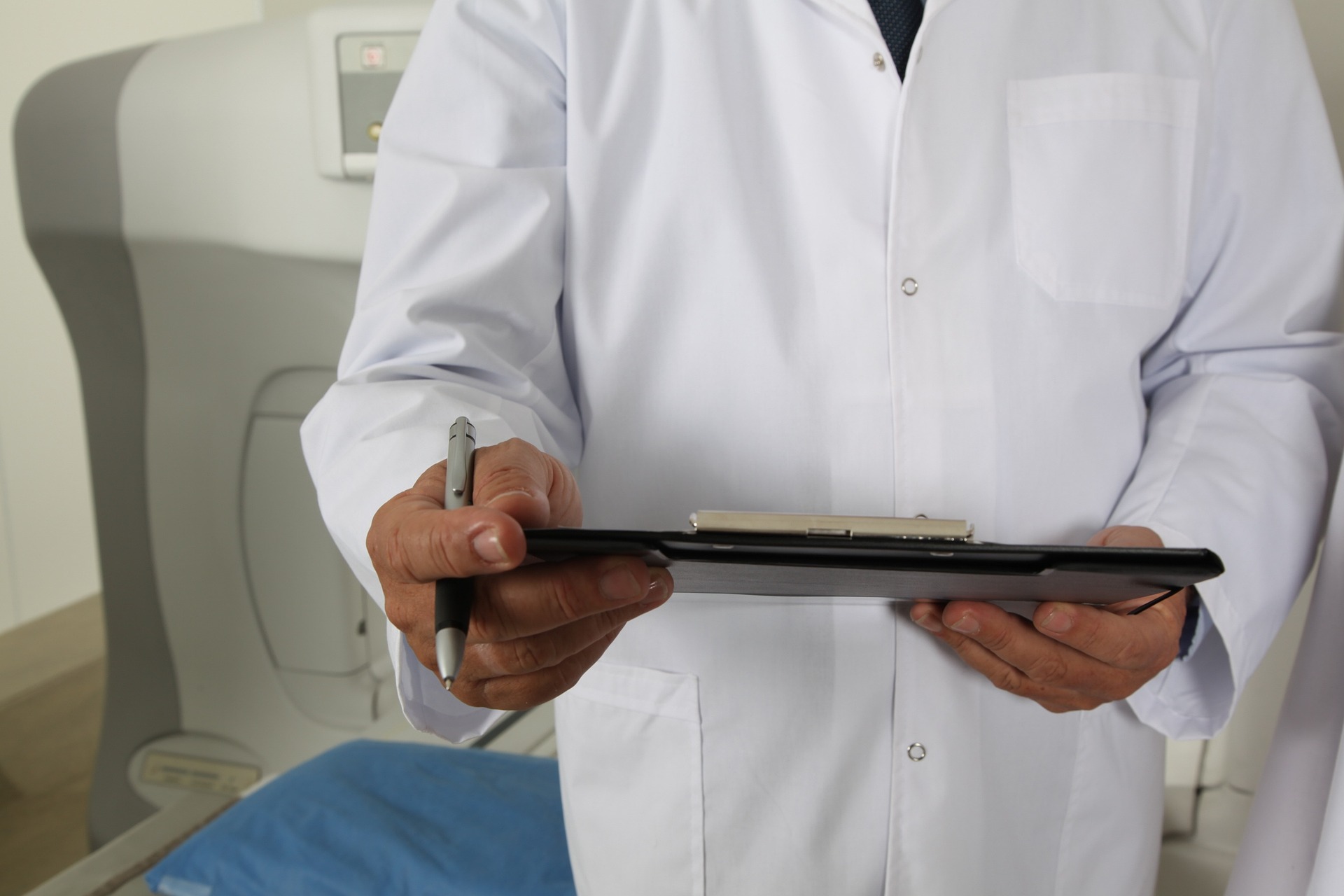 Un medico di guardia al lavoro.