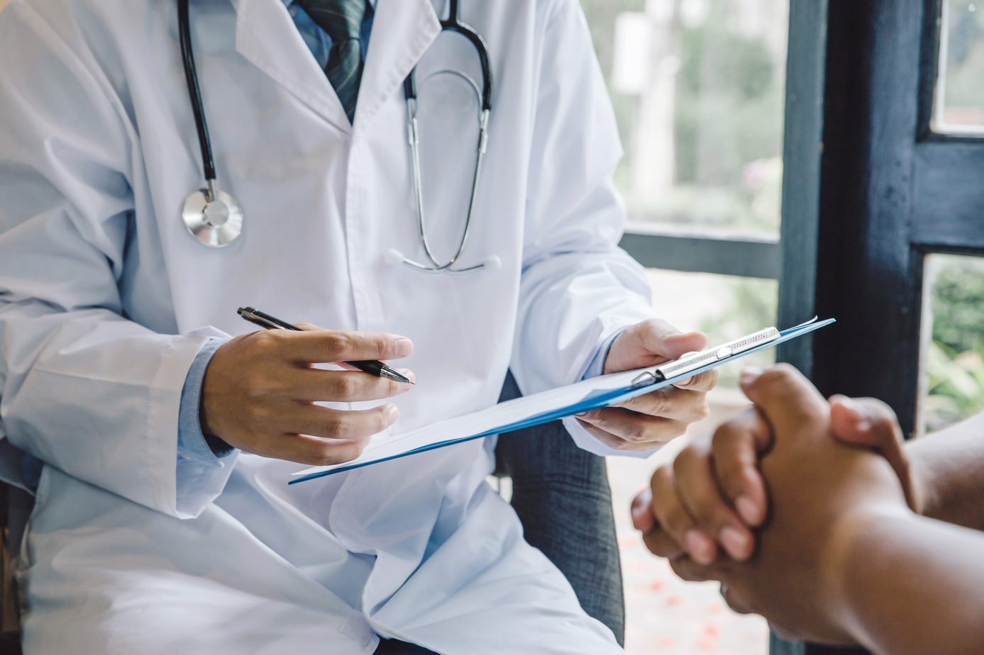 Un medico di guardia al lavoro