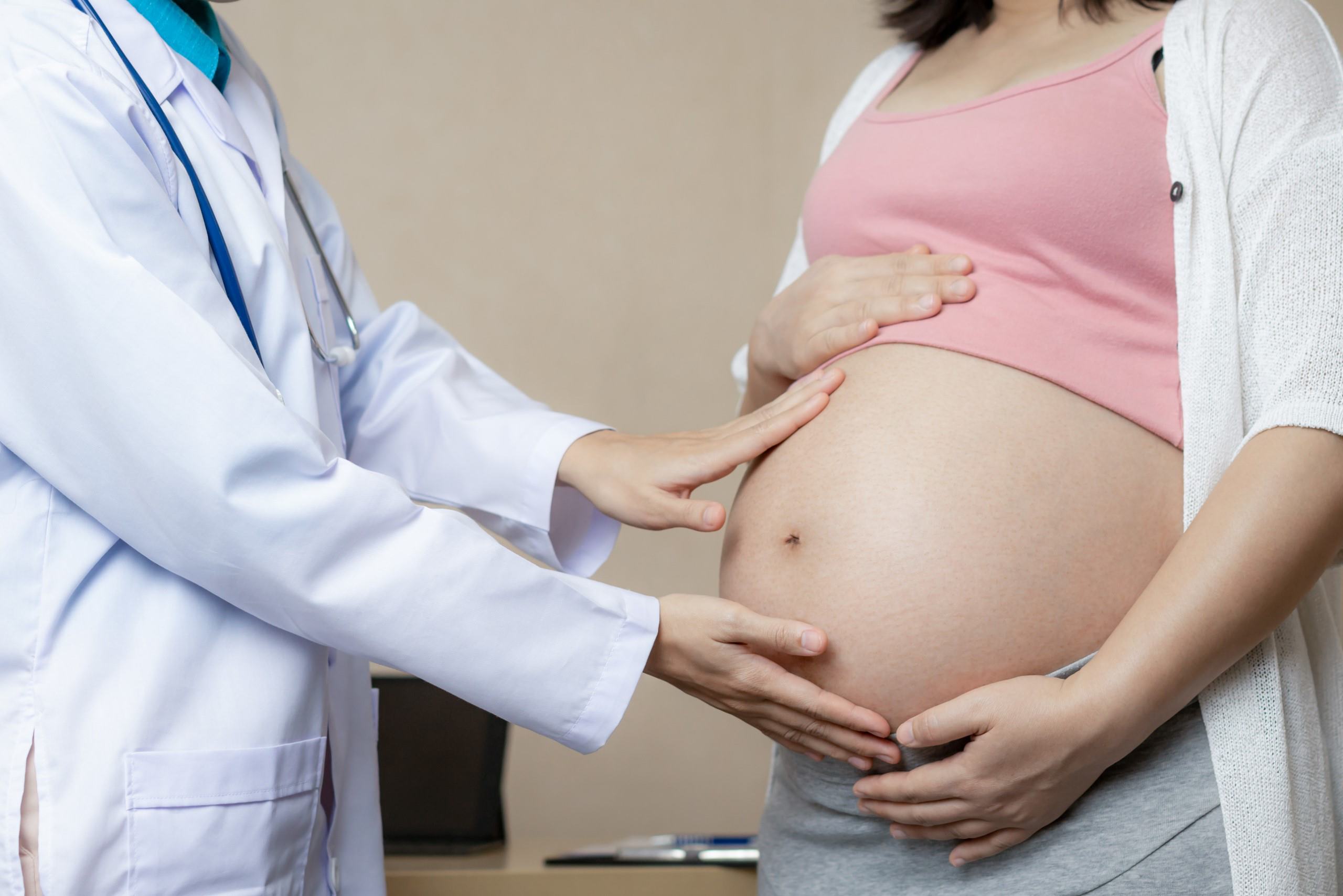 Un donna in dolce attesa durante una visita