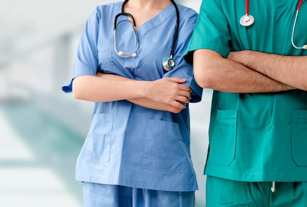 Due medici al lavoro all'interno di un ospedale