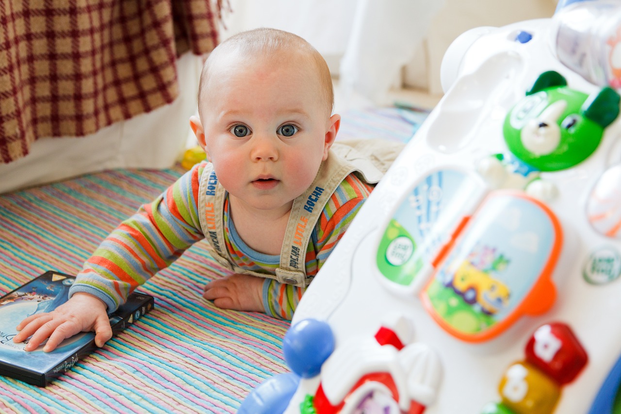 Un bambino gioca in un asilo nido.