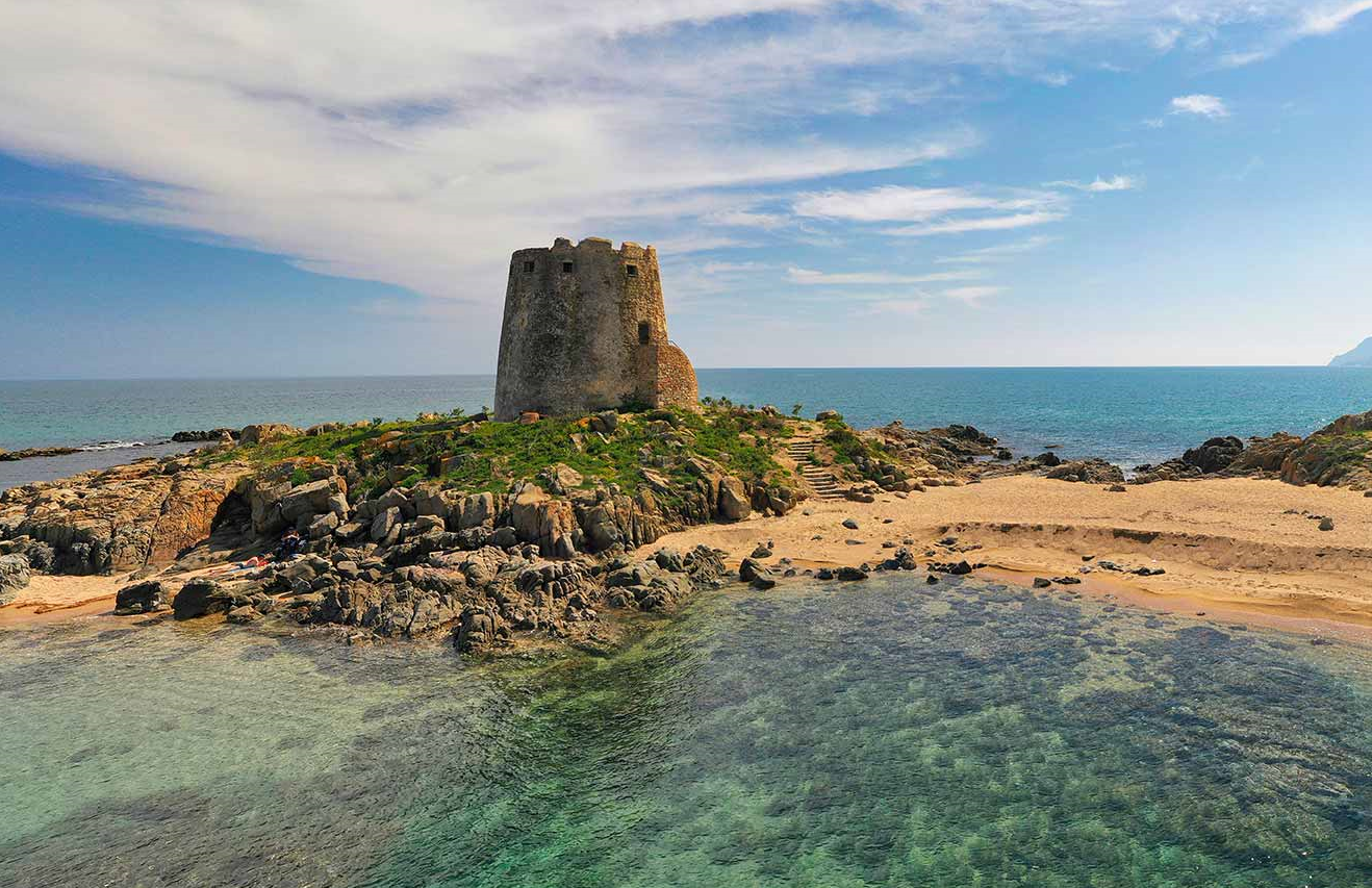 La spiaggia della Torre, in località Torre di Barì, dove si trova anche la sede della guardia medica turistica.
