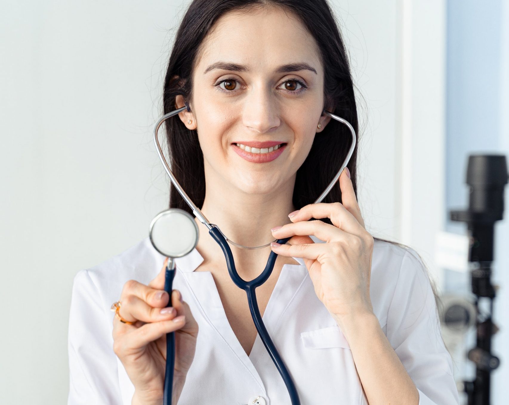 Un medico in posa durante il lavoro.