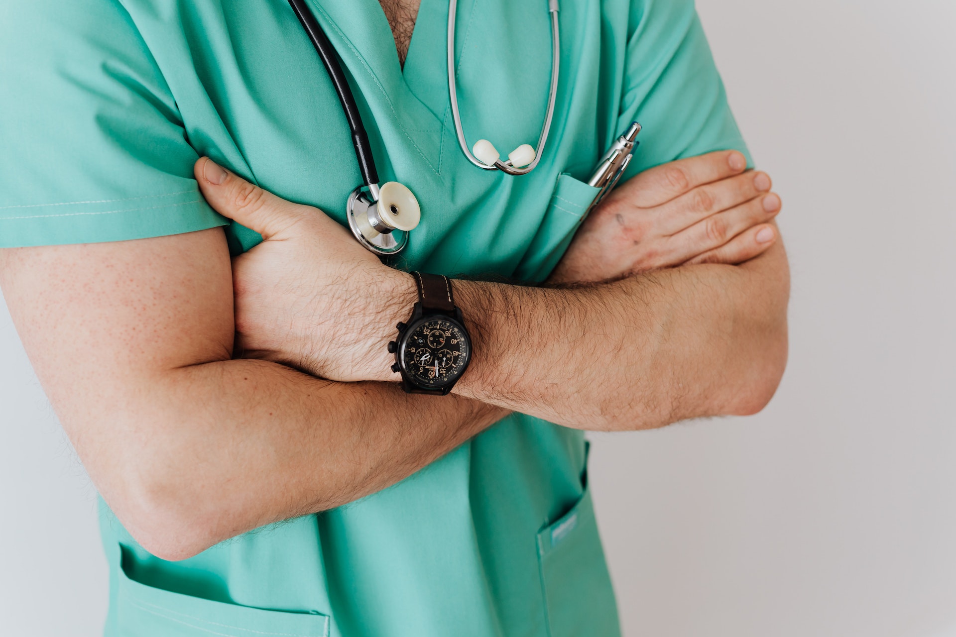 Un medico al lavoro durante un turno di guardia.