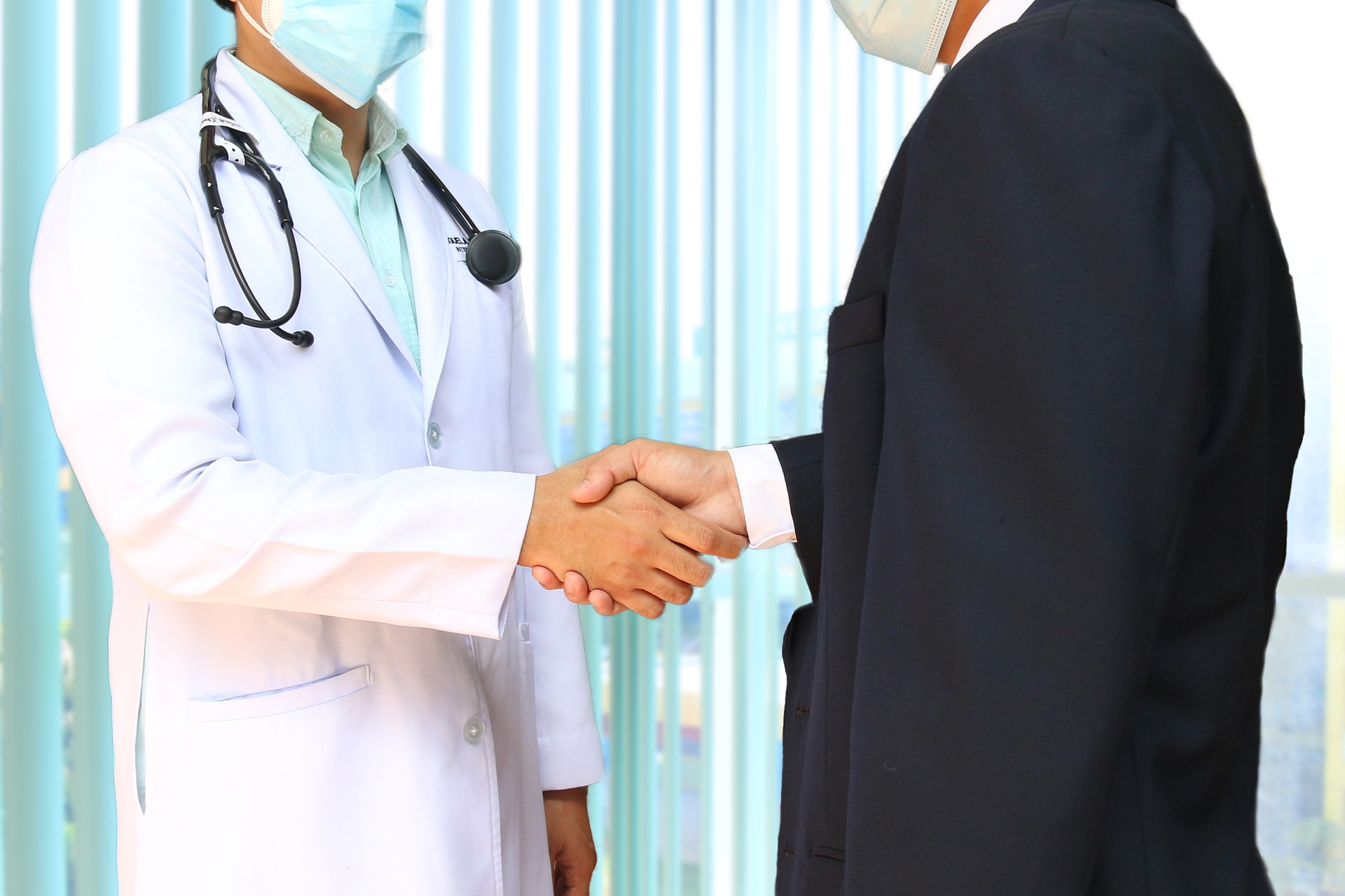 Un medico durante un turno di guardia e un suo paziente.