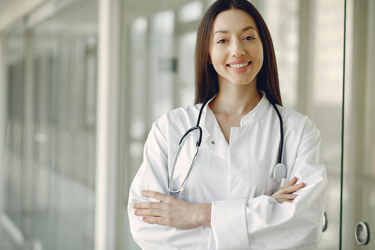 La foto di una dottoressa di una guardia medica.