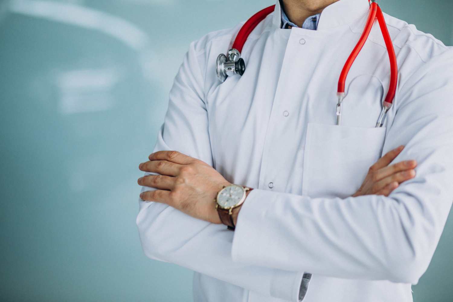 Un medico a braccia conserte in un ambulatorio.