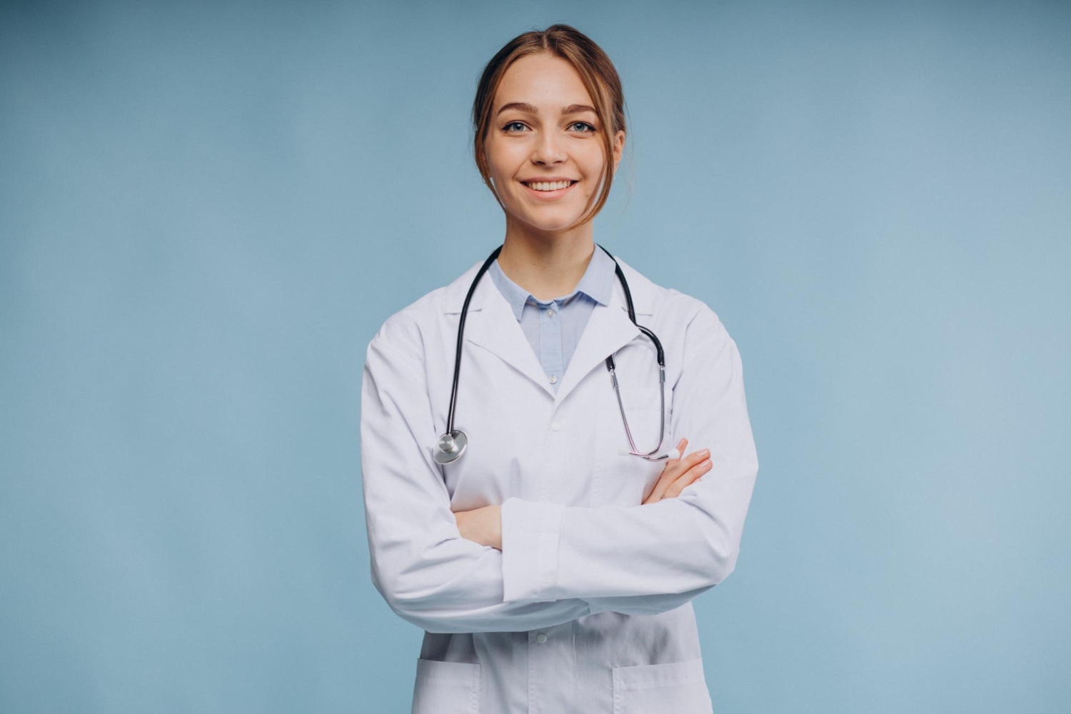 Una dottoressa porta sul collo uno stetoscopio.