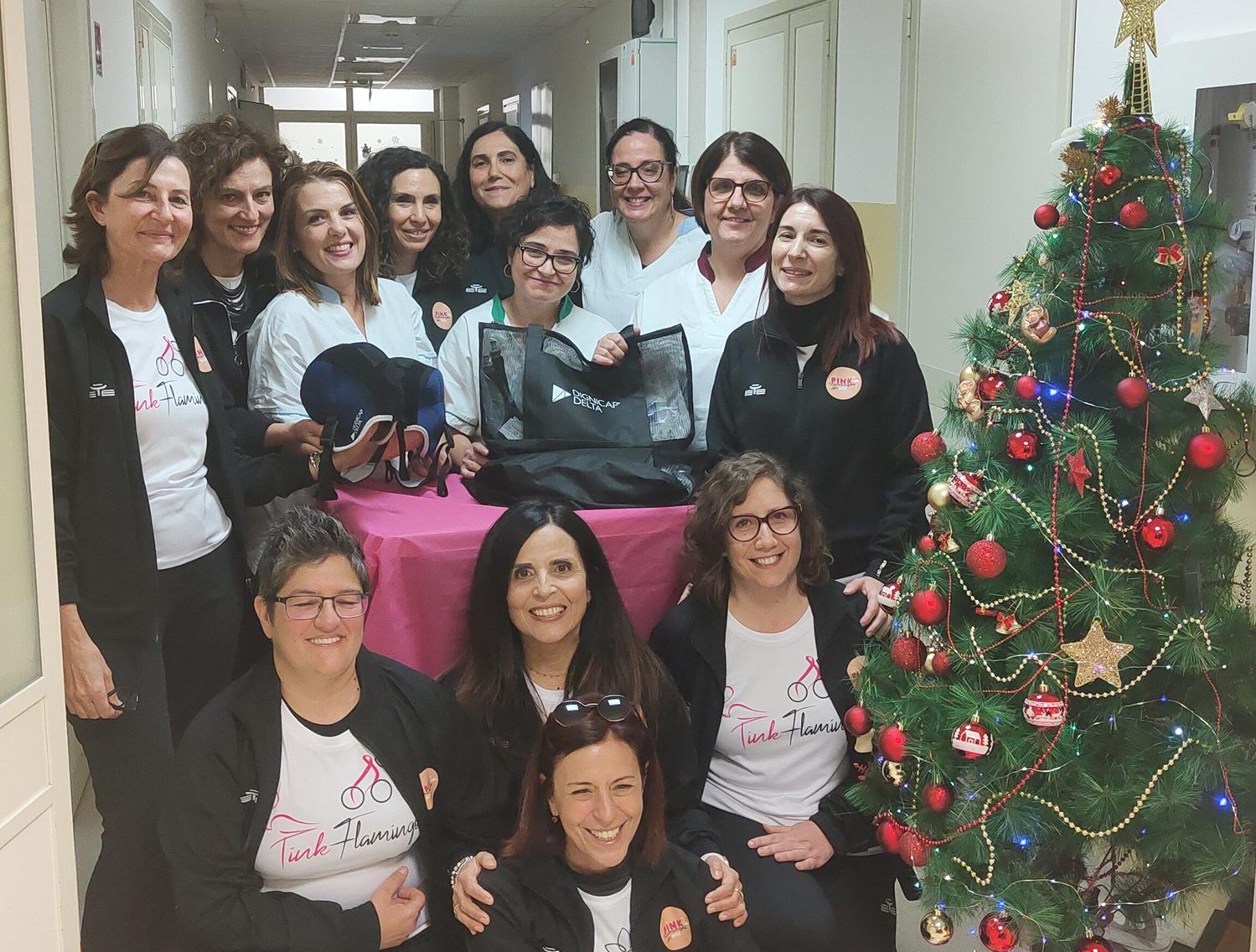Le Pink Flamingos donano un casco refrigerante all’Oncologia Le Pink Flamingos donano un casco refrigerante all’Oncologia